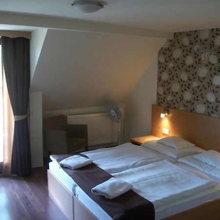 Hotel Viktoria Balatonalmádi Екстериор снимка