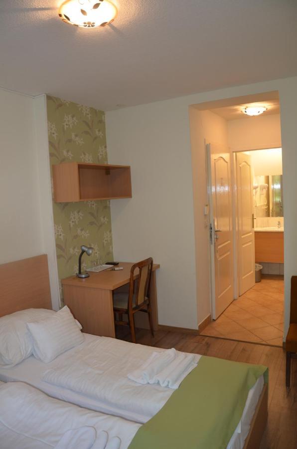 Hotel Viktoria Balatonalmádi Екстериор снимка