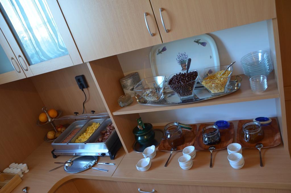 Hotel Viktoria Balatonalmádi Екстериор снимка